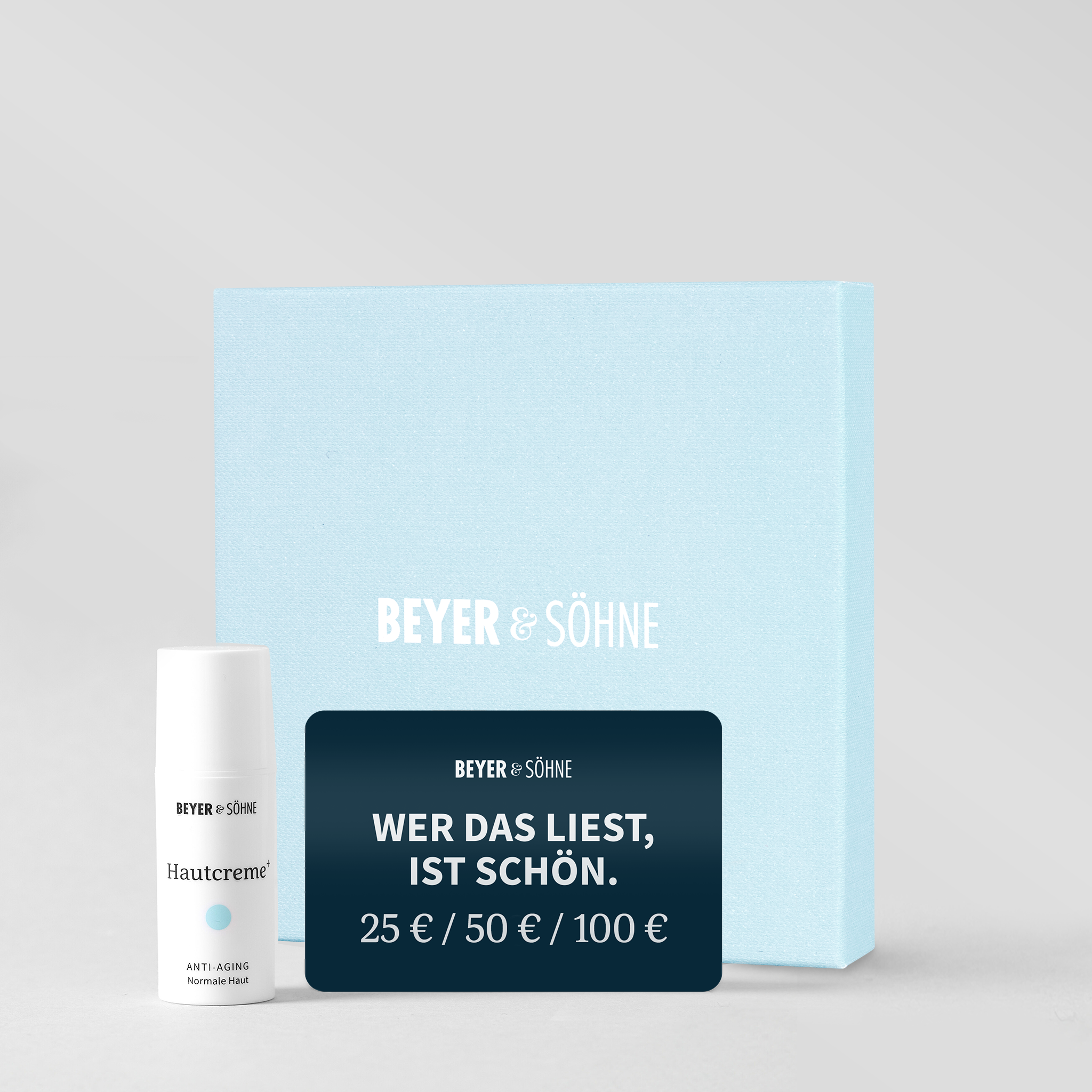 Hellblaue Box von Beyer & Söhne mit Wertgutschein und einer Hautcreme Normal Probe